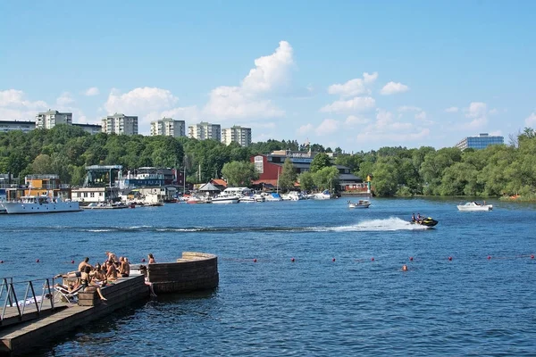 Στοκχόλμη Σουηδία Ιουλίου 2018 Sunbathers Στο Hornsbergsstrand Solna Jungfrudansen Πέρα — Φωτογραφία Αρχείου