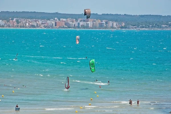 西班牙帕尔马 2012年7月20日 在2012年7月20日在西班牙马略卡岛的阳光明媚的夏日 Kitesurfers 的蓝松石海滩上充满了绿色 — 图库照片