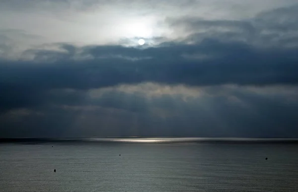 Dramatischer Sonnenuntergangshimmel Mit Sonne Und Sonnenbeschienenenem Ozeanhorizont Mittelmeer Spanien — Stockfoto