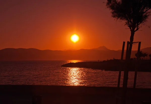 美しいロマンチックな赤い夏スペイン マヨルカ島のパルマ湾の夕日 — ストック写真