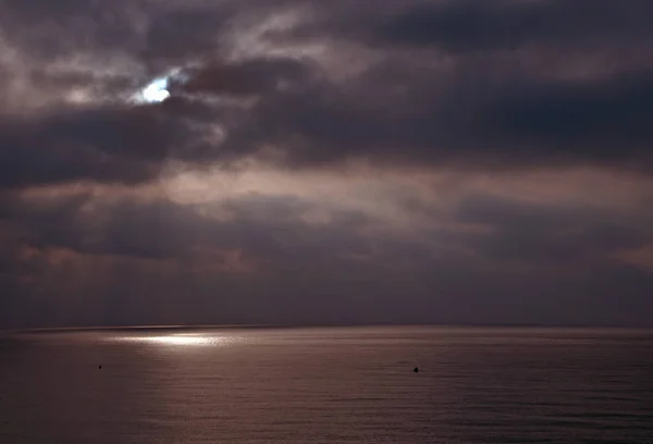 Dramatischer Rötlicher Himmel Mit Sonne Und Sonnenbeschienenenem Meereshorizont Mittelmeer Spanien — Stockfoto