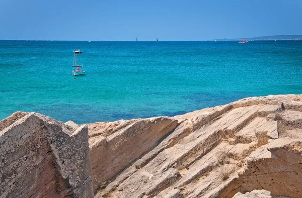 Kust Rots Landschap Kleine Boten Turquoise Zee Met Horizon Een — Stockfoto