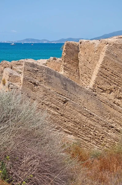 Natuurlijke Kust Zomer Landschap Met Poreuze Gestreepte Kalksteen Rots Kristal — Stockfoto