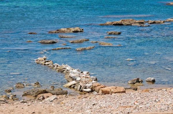 自然海岸夏季景观与岩石形成和水晶蓝色海洋 — 图库照片