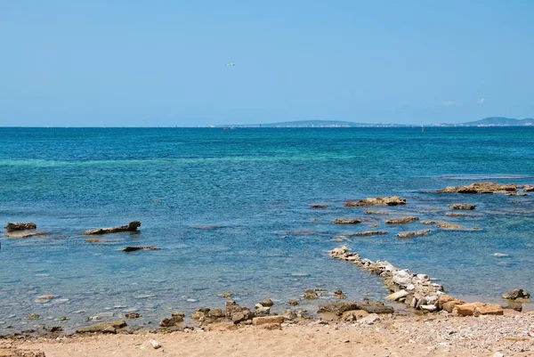 岩の形成とクリスタル ブルーの海と沿岸の夏の自然風景 — ストック写真