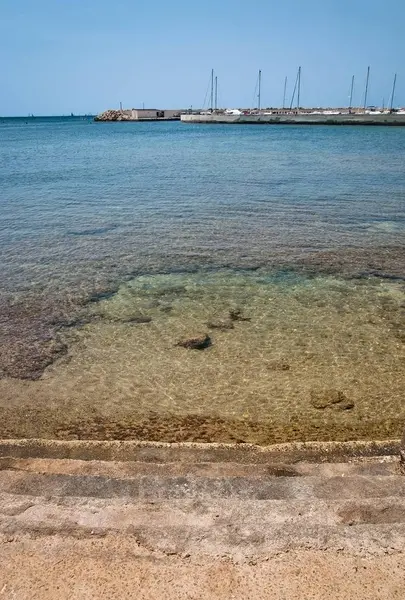 Ondiepe Zeegezicht Met Rotsen Jachthaven Een Zonnige Zomerdag Mallorca Spanje — Stockfoto
