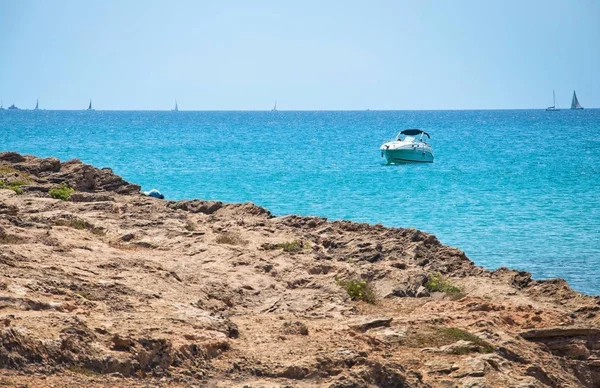 Meereslandschaft Mit Felsen Und Boot Einem Sonnigen Sommertag Auf Mallorca — Stockfoto