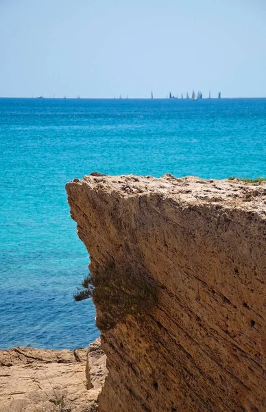 Zeegezicht Met Rotsen Regatta Een Zonnige Zomerdag Mallorca Spanje Spanje — Stockfoto
