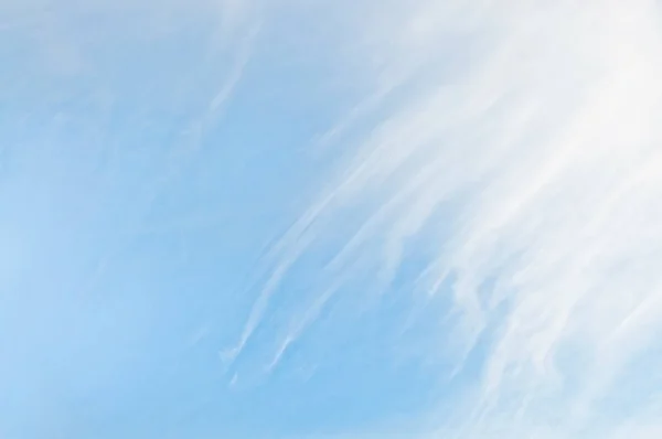 Wispy Nuvem Céu Azul Verão Varmland Suécia — Fotografia de Stock