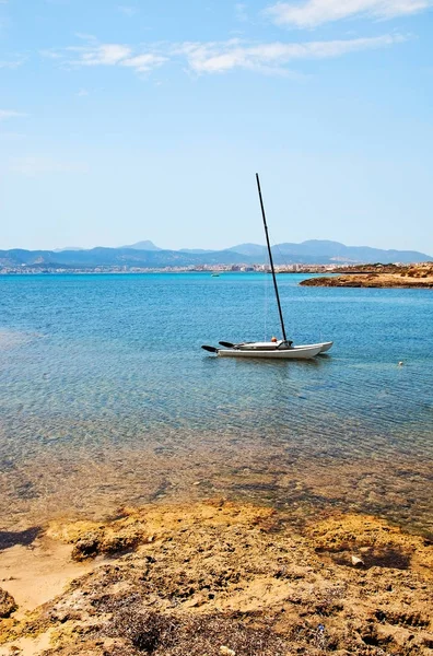 Schöne Küstenlandschaft Mit Segelboot Flachen Wasser Und Felsen Vertäut — Stockfoto