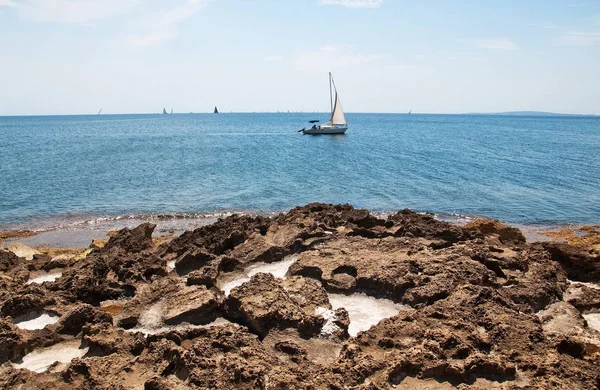 Prachtige Natuurlijke Kust Landschap Met Zout Holtes Rotsen Zeilboot Turquoise — Stockfoto