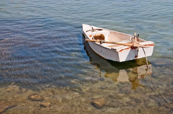 Kleine Boot Afgemeerd Ondiep Water Met Beschermde Zeegras Poseidonis Mallorca — Stockfoto