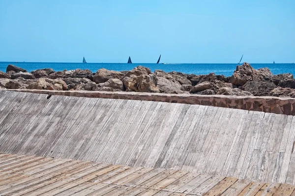 Paseo Marítimo Curvado Madera Con Velas Horizonte Día Soleado Verano —  Fotos de Stock