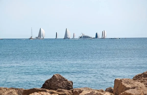 Mooie Kustlandschap Met Zeilregatta Rotsen Mallorca Spanje Spanje — Stockfoto