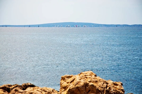 Mooie Kustlandschap Met Zeilregatta Rotsen Mallorca Spanje Spanje — Stockfoto