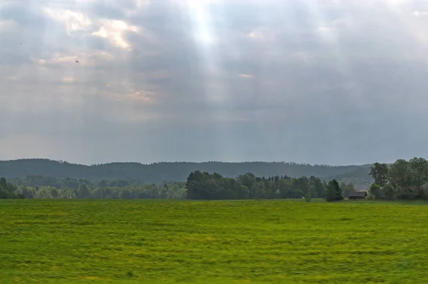 Krajobraz Zielony Łąka Promieniach Słońca Przez Chmury Słoneczny Letni Dzień — Zdjęcie stockowe