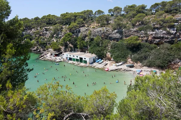 Mallorca Espanha Agosto 2018 Cala Praia Com Turistas Dia Ensolarado — Fotografia de Stock