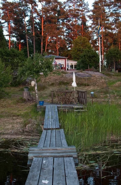 レイク フォレスト ベルムランドスカンジナビア スウェーデンの小屋の方から至るまで木製のボードウォーク — ストック写真