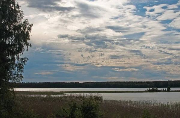 雲とベルムランドスカンジナビア スウェーデンの静かな水湖の静かなサンセット — ストック写真