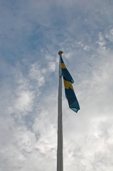 Κοντάρι Σημαίας Σουηδική Σημαία Εναντίον Αναμμένο Καλοκαιρινό Ουρανό Σύννεφο Κάθετη — Φωτογραφία Αρχείου