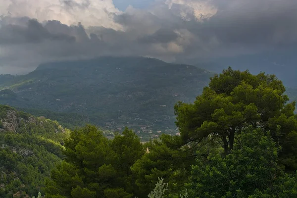 Majestuoso Paisaje Montaña Con Sol Sombra Matices Verdes Antes Tormenta — Foto de Stock