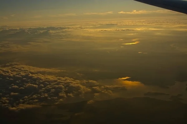 Aerial Abstrakt Landskab Udsigt Skyer Sol Refleksion Vand Ved Solnedgang - Stock-foto