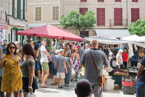 Mallorca Spanien September 2018 Folk Publiken Ett Torg Sineu Marknaden — Stockfoto