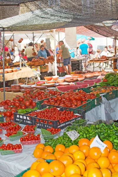 西班牙马略卡岛 2018年9月5日 希内乌 Sineu 市场上的新鲜西红柿和商品2018年9月5日在西班牙马略卡岛的阳光明媚的一天 — 图库照片