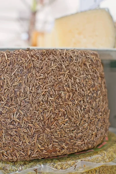 Fromage Avec Croûte Romarin Base Plantes Exposé Dans Marché Majorque — Photo