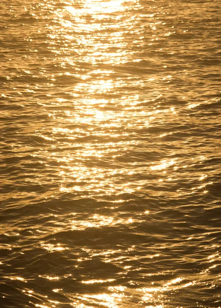 Gyllene Solsken Med Stjärnor Och Gnistrar Bakgrund Havet Solnedgången Vacker — Stockfoto