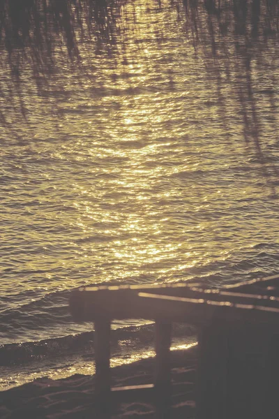 Золотой Солнечный Свет Искрит Водой Закате Прекрасном Пляже Сентябре Осаке — стоковое фото
