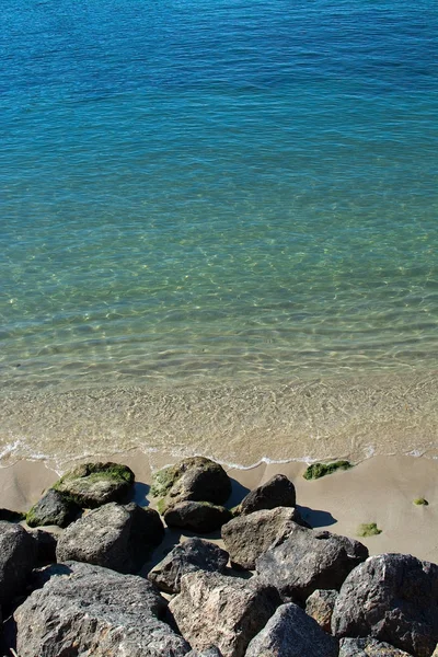 岩や海の浅い砂は マヨルカ スペインで晴れた日の晴れた日の午後をクローズ アップを水します — ストック写真