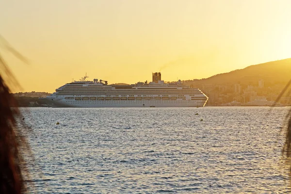 马略卡岛 西班牙 2018年9月28日 渡轮哥斯达黎加 Fascinosa 在金色的阳光下离开港口在2018年9月28日在西班牙马略卡岛的美丽的下午日落 — 图库照片