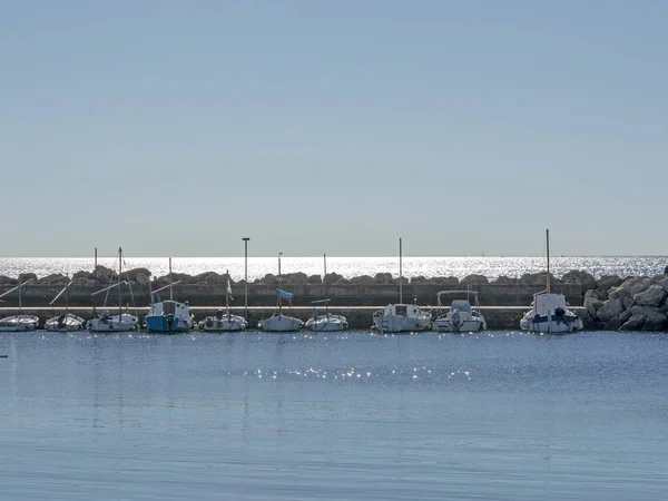 西班牙帕尔马 德马洛卡 2018年12月6日 2018年12月6日 在西班牙帕尔马德马洛卡的卡拉埃斯坦西亚码头上 停泊在平静的蓝色水面上的小船 — 图库照片