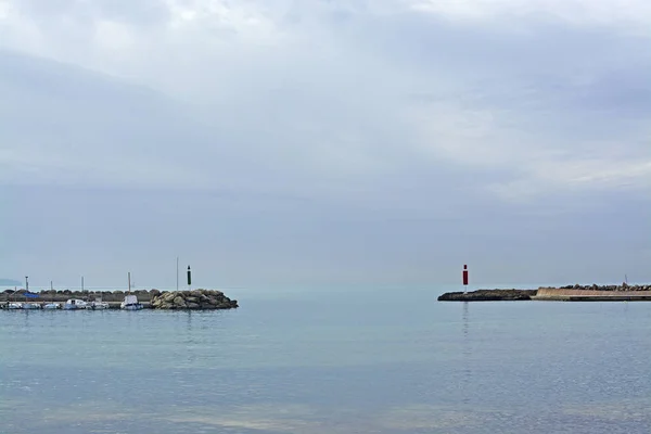 在西班牙和平而蓝色的11月马略卡岛 在两个码头之间打开帆船和阳光的海景 — 图库照片