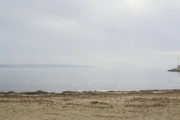美丽的空旷沙滩和阳光在西班牙马略卡岛的海边闪闪发光 — 图库照片