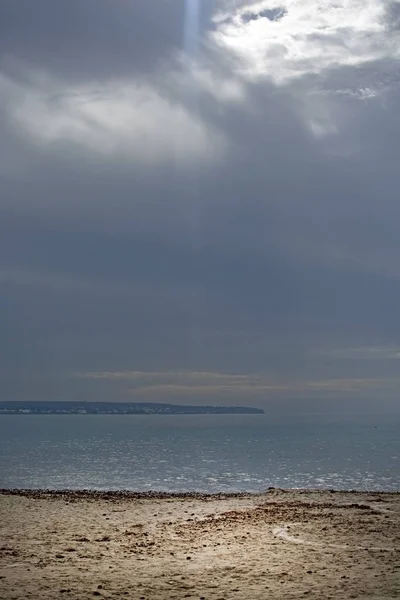 Schöner Leerer Sandstrand Und Glitzerndes Sonnenlicht Rande Des Meeres Winter — Stockfoto