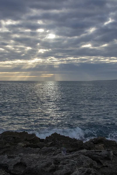Atmosphärische Wolkenlandschaft Mit Sonnenstrahlen Bei Sonnenuntergang November Auf Mallorca Spanien — Stockfoto