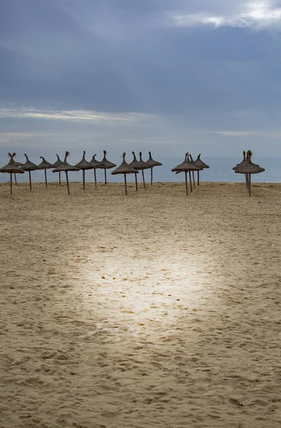 Hermosa Playa Arena Con Corazón Ligero Sombrillas Paja Bajo Cielos —  Fotos de Stock