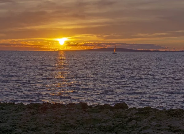 マヨルカ スペインの地中海の夕日をヨットと海の風景 — ストック写真