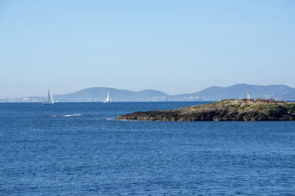 Veleiros Baía Palma Horizonte Dia Ensolarado Dezembro Maiorca Espanha — Fotografia de Stock