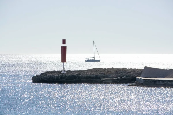 12月在西班牙马略卡市阳光明媚的日子里 帆船和码头上有进水口 — 图库照片