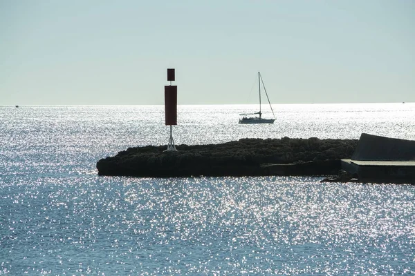 Segelboot Und Pier Mit Bucht Einem Sonnigen Dezembertag Auf Mallorca — Stockfoto