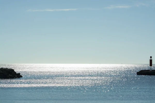 在西班牙的马洛卡 稀疏的阳光闪耀着广阔的海景 地平线和蓝天 — 图库照片