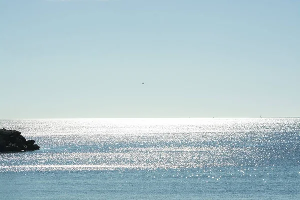 Spärliche Sonne Glitzert Riesige Meereslandschaft Mit Horizont Und Blauem Himmel — Stockfoto