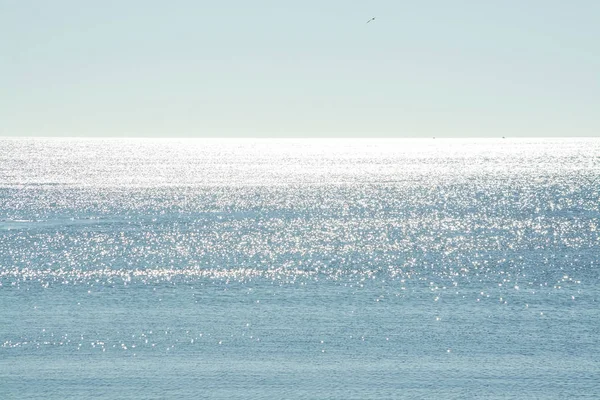 Escaso Sol Brillante Vasto Paisaje Marino Con Horizonte Cielo Azul —  Fotos de Stock