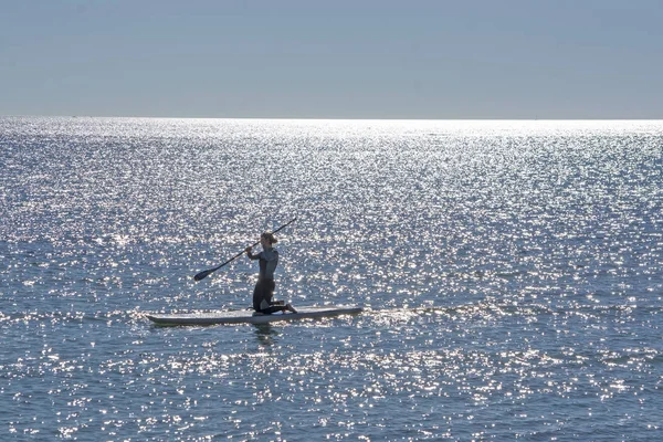 西班牙马洛卡 2018年12月6日 在西班牙马洛卡的一个阳光明媚的日子里 穿着剪影练习的年轻女子站起立划桨 — 图库照片