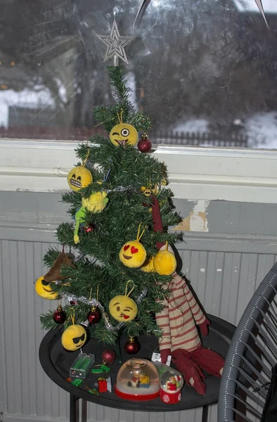 瑞典斯德哥尔摩 2018年12月20日 2018年12月20日 瑞典斯德哥尔摩 用黄色笑脸装饰的圣诞树 — 图库照片