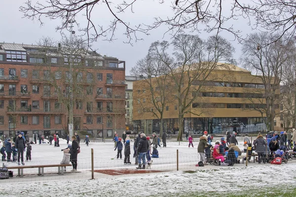 Stockholm Svédország December 2018 Ban Korcsolyázók Jégen Hideg Felhős Napon — Stock Fotó