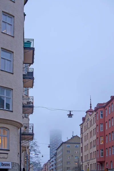 高層ビルの Norrtullsgatan の霧の中で 2019 日の夕暮れ時 ストックホルム スウェーデンのストックホルム スウェーデン 2018 Vasastan — ストック写真
